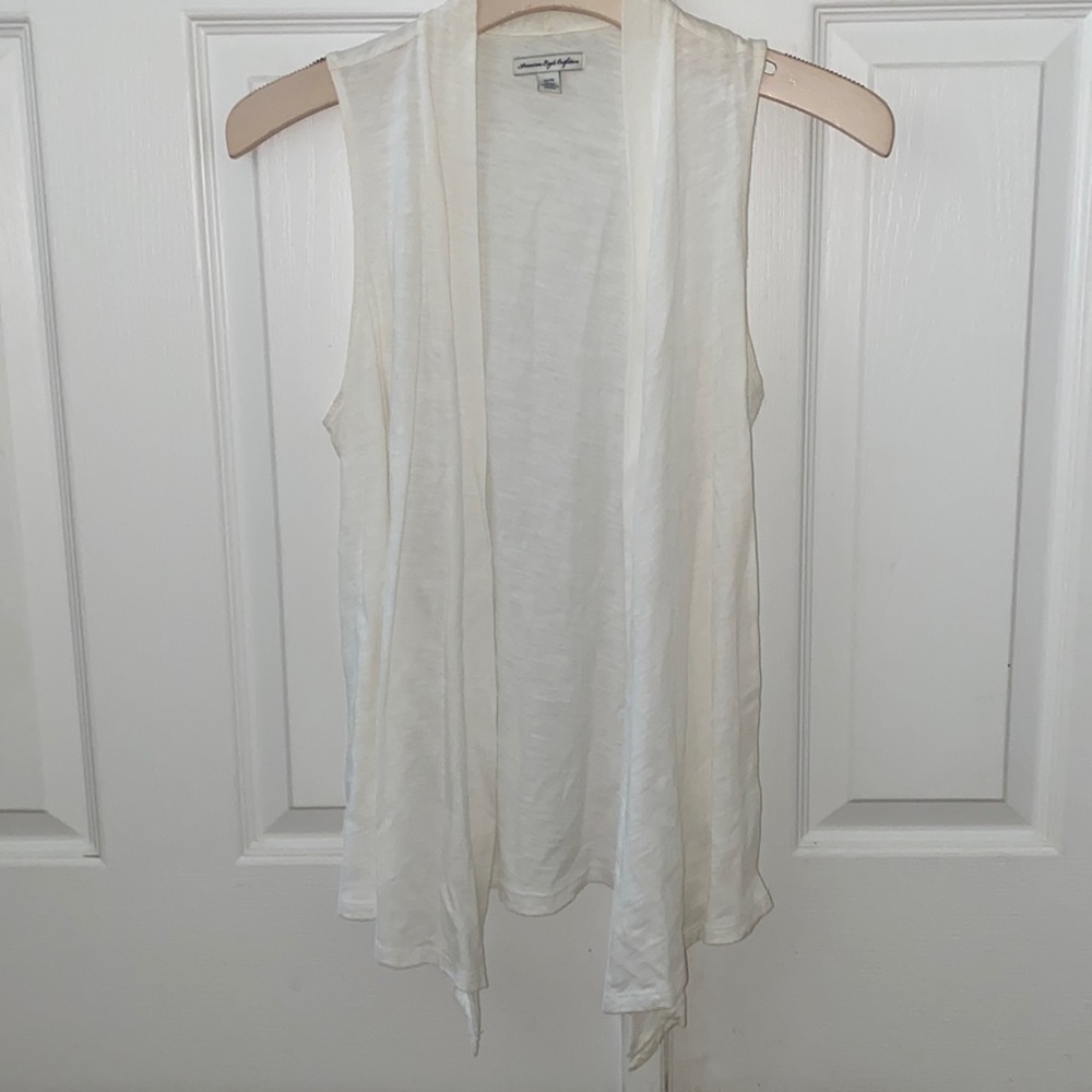 White sleeveless cardigan / shawl